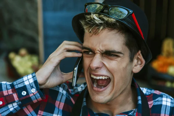 Geschäftsmann schreit auf dem Handy — Stockfoto