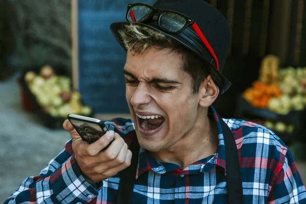 Hombre de negocios gritando en el móvil —  Fotos de Stock