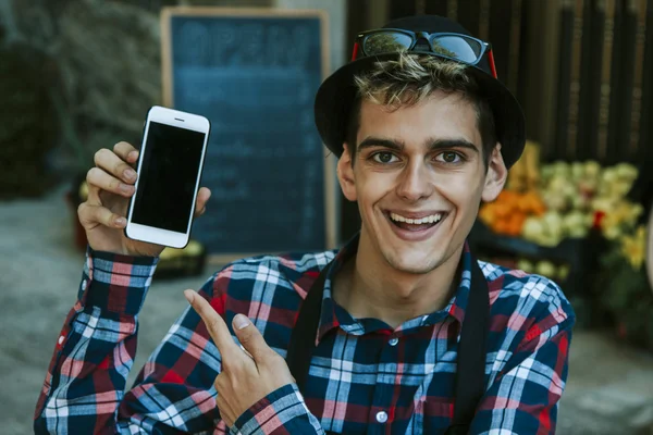 Hombre de negocios mostrando móvil — Foto de Stock