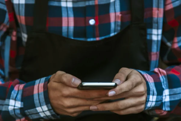 Manos con teléfono móvil — Foto de Stock