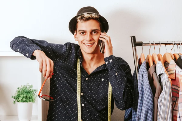 Man in mode atelier — Stockfoto