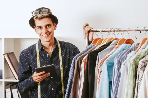 Jonge man aan het werk — Stockfoto