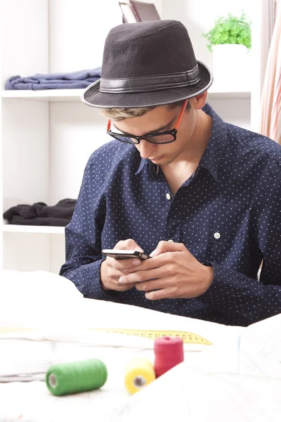 Man in mode textiel shop — Stockfoto