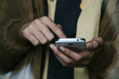 Cep telefonu olan eller