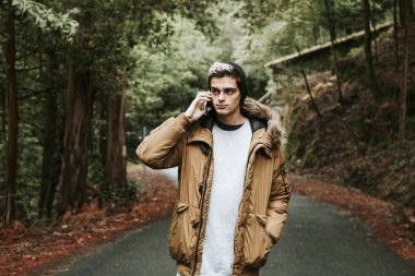 doğada mobil telefon çocukla