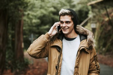 doğada mobil telefon çocukla