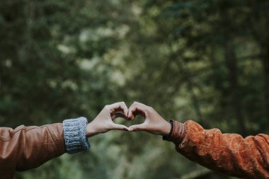 kalp işareti ile bağlantılı eller