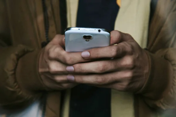 Ręce z telefonu komórkowego — Zdjęcie stockowe