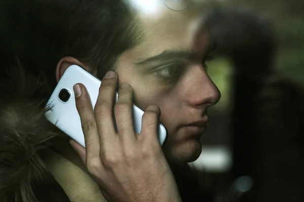 Man praten op mobiele telefoon — Stockfoto