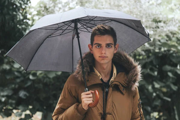 Homem com guarda-chuva, chuvoso — Fotografia de Stock