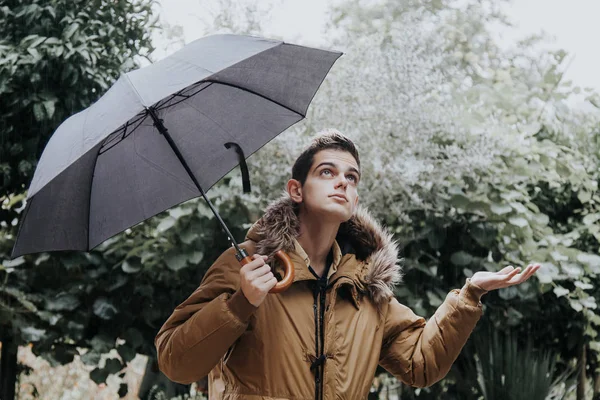 Человек с зонтиком, дождливый — стоковое фото