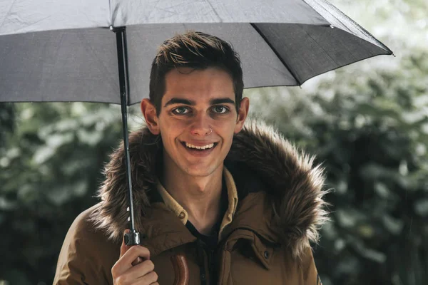 Man with umbrela, rainy — Stock Photo, Image