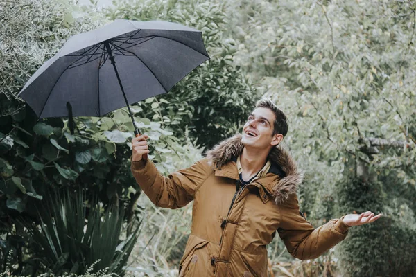 Férfi umbrela, esős — Stock Fotó