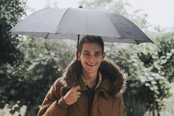 Homem com guarda-chuva, chuvoso — Fotografia de Stock