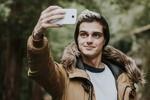 Pojke med telefonen mobil i naturen — Stockfoto