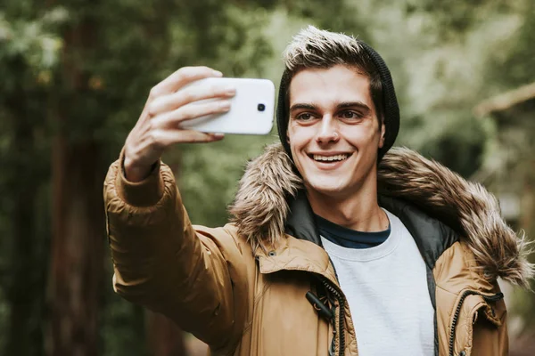 Pojke med telefonen mobil i naturen — Stockfoto