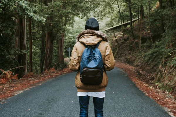 男孩走下山 — 图库照片