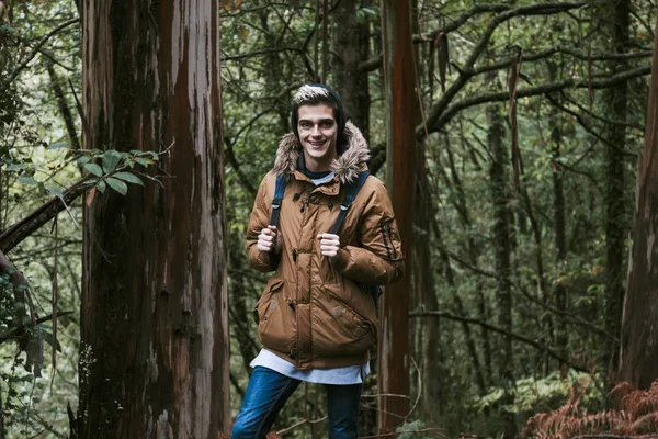 Jongen lopend onderaan de berg — Stockfoto