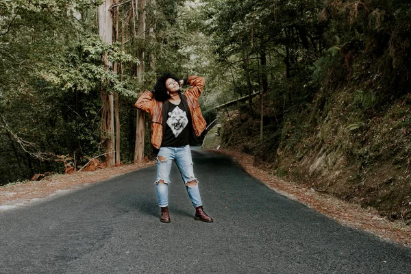 Femme à l'extérieur en automne — Photo