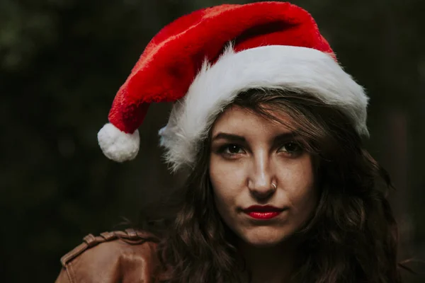 Дівчина з різдвяним капелюхом — стокове фото
