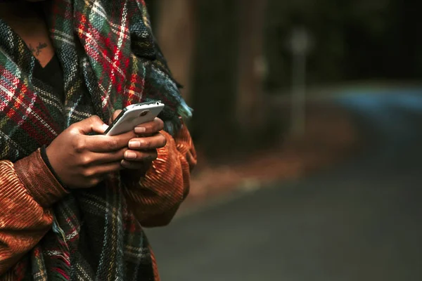 Menina com celular — Fotografia de Stock