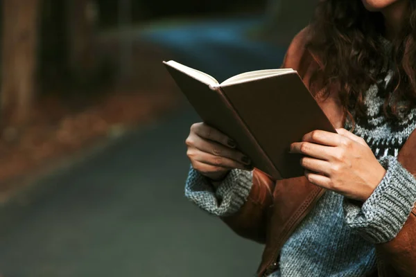 Ein Buch lesen — Stockfoto