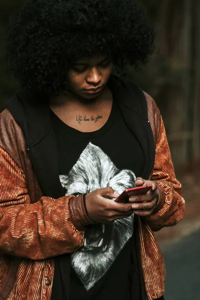 Mujer con teléfono móvil —  Fotos de Stock
