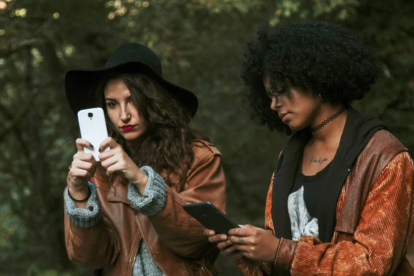 Vrienden met de mobiele telefoon — Stockfoto