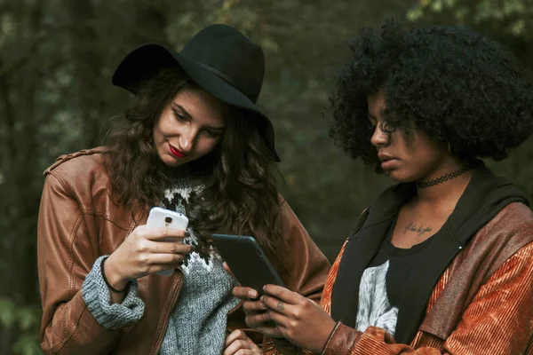 Amigos com o telefone celular — Fotografia de Stock