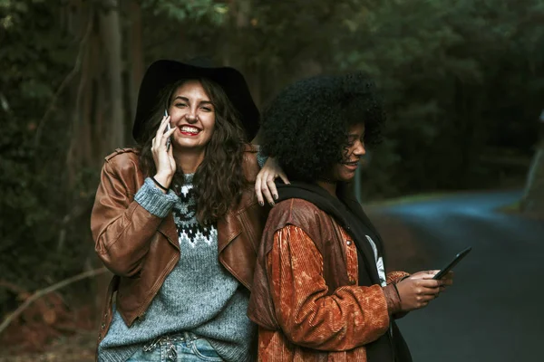 Amigos com o telefone celular — Fotografia de Stock