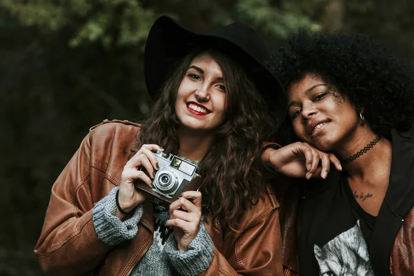 Mädchen mit Vintage-Fotokamera — Stockfoto