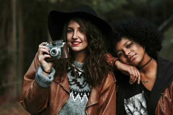 Meninas com câmera de fotos vintage — Fotografia de Stock