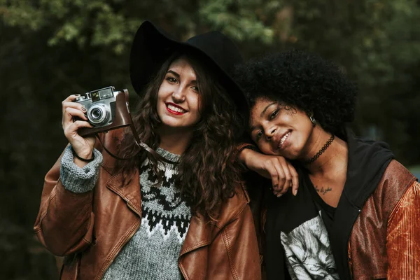 Amigos chicas cámara — Foto de Stock