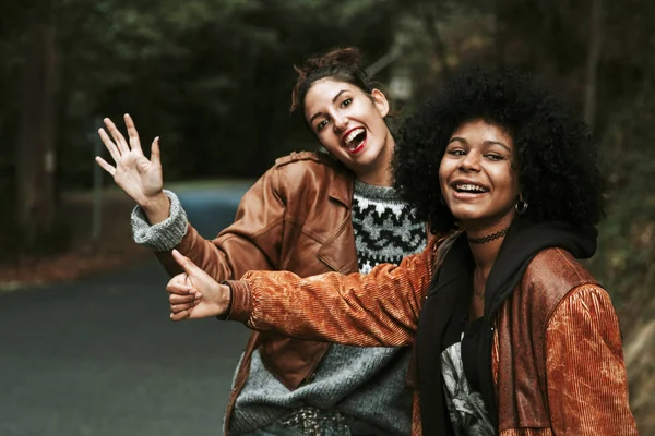 Girl hitchhiking in road — Stock Photo, Image