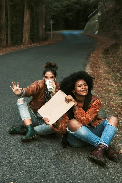 Az úton, stoppolás barátnők — Stock Fotó