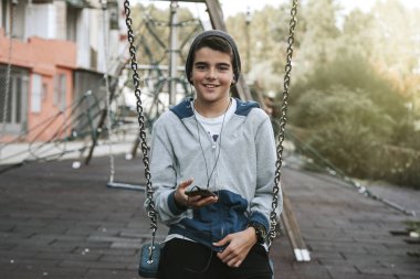 çocuk ile belgili tanımlık hareket eden