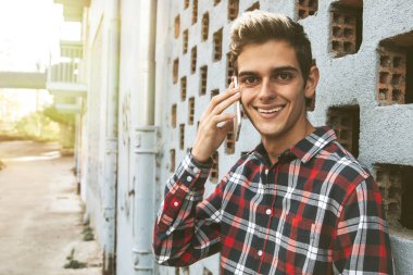 belgili tanımlık hareket eden çocukla