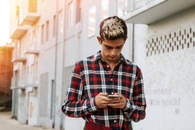 belgili tanımlık hareket eden çocukla