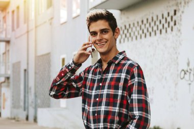 belgili tanımlık hareket eden çocukla