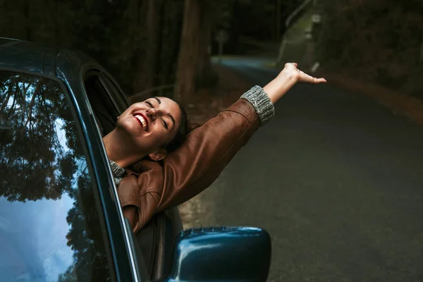 차안에 있는 행복 한 여자 — 스톡 사진
