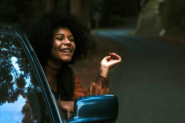 Chica feliz en el coche —  Fotos de Stock
