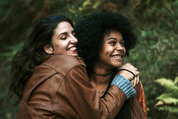 Glückliche Freunde im Freien — Stockfoto