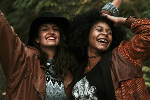 Glückliche Freunde im Freien — Stockfoto