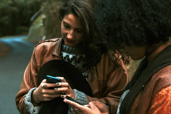 Meninas conversando com celular — Fotografia de Stock