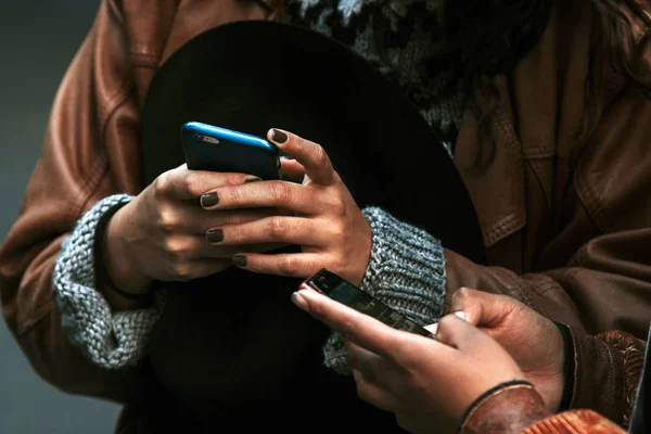 Девушки в чате с мобильного телефона — стоковое фото