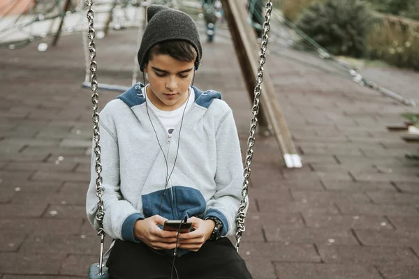 Criança com o celular — Fotografia de Stock