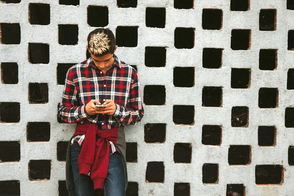 Jongen met de mobiele — Stockfoto