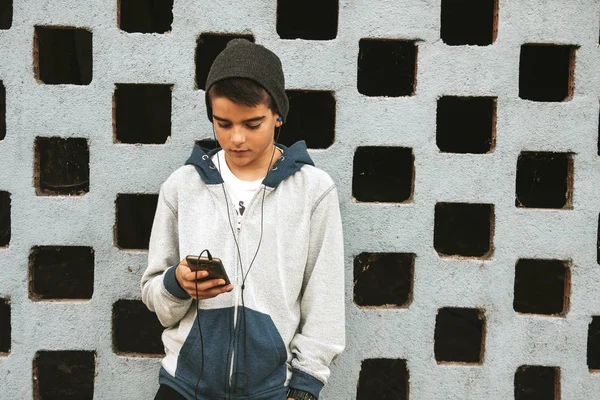 Kind met het mobiel — Stockfoto