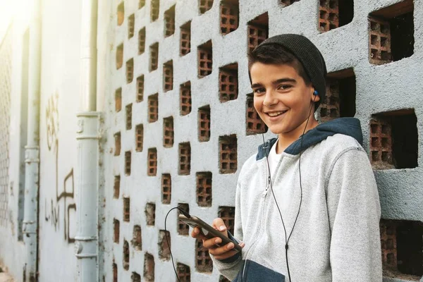 Barn med mobilen — Stockfoto