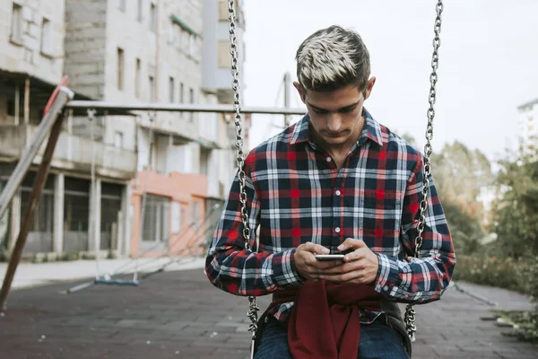 Menino com o celular — Fotografia de Stock